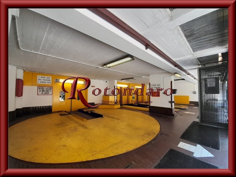 Posti auto San Babila - 17 mq