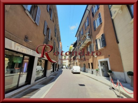 Posti auto San Babila - 17 mq