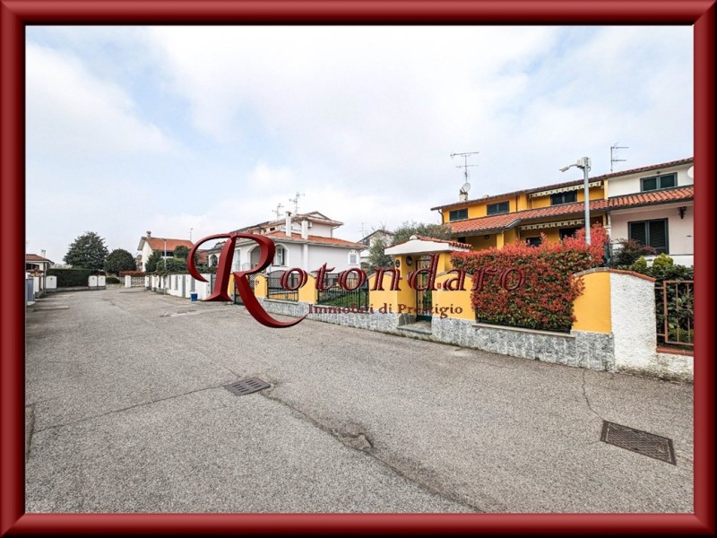 Calvignasco - Via Aldo Moro 240 mq